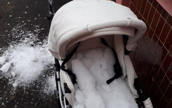 ЧП на детскую коляску упал ком льда и снега