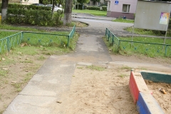 Прямой выход с детской площадки на проезжую часть